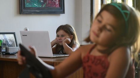 Niños y celulares: sugieren mantenerlos alejados