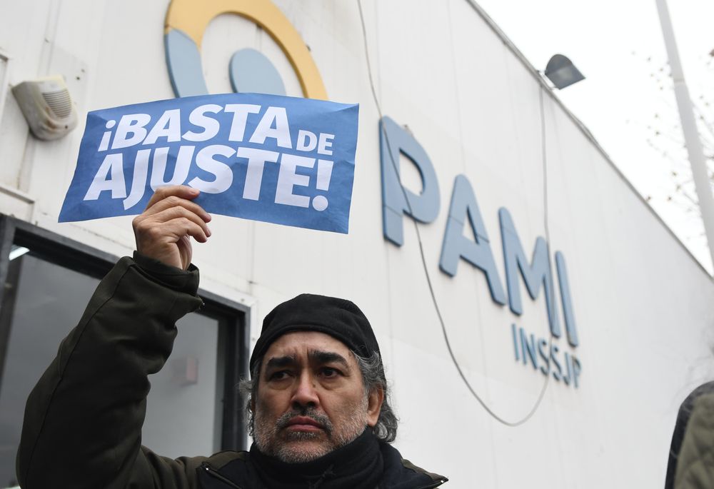 Un numeroso grupo de jubilados invadió hoy a una oficina de Pami en Mendoza en reclamo por su asistencia de salud. Foto: Ramiro Gómez Un numeroso grupo de jubilados invadió hoy a una oficina de Pami en Mendoza en reclamo por su asistencia de salud. Foto: Ramiro Gómez