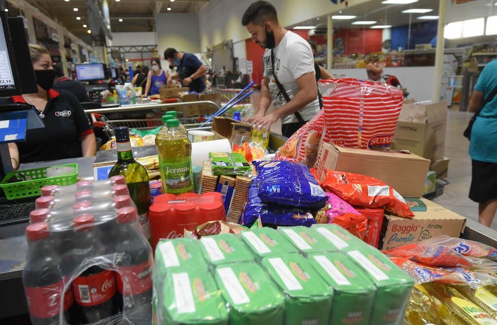 Para los argentinos, la compra de alimentos se lleva más del 40% de sus ingresos. Foto: José Gutiérrez / Los Andes
