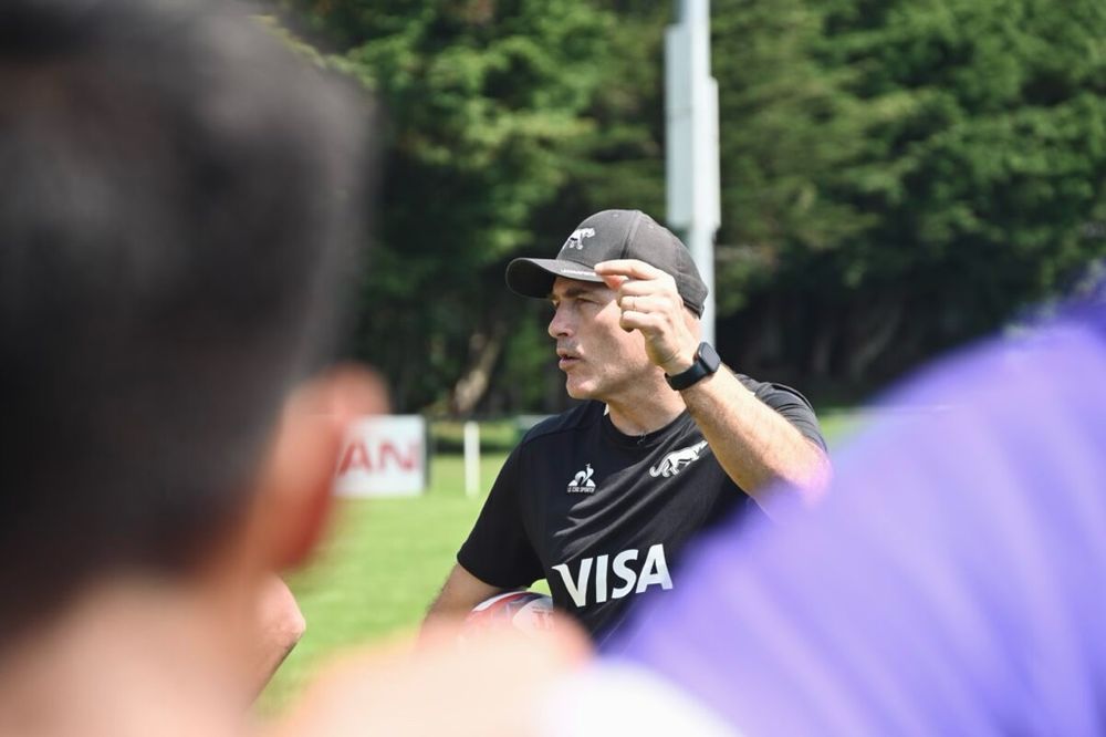 Rugby. Felipe Contepomi gives instructions to his pupils.