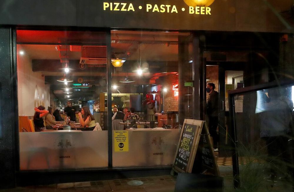 La mitad de la población en Inglaterra está confinada por las nuevas restricciones del coronavirus