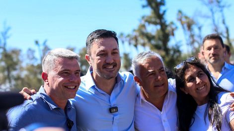 El intendente de Godoy Cruz, Diego Costarelli, el candidato a diputado nacional Luis Petri (La Libertad Avanza) y el gobernador Alfredo Cornejo, en campaña.&nbsp;