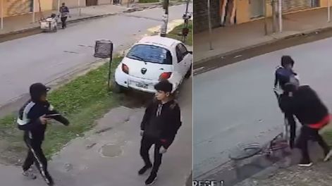 Según el medio El Bonaerense, el ladrón acostumbra a asaltar a estudiantes de escuela primarias y secundarias para robarles sus celulares. Foto: Captura Video.