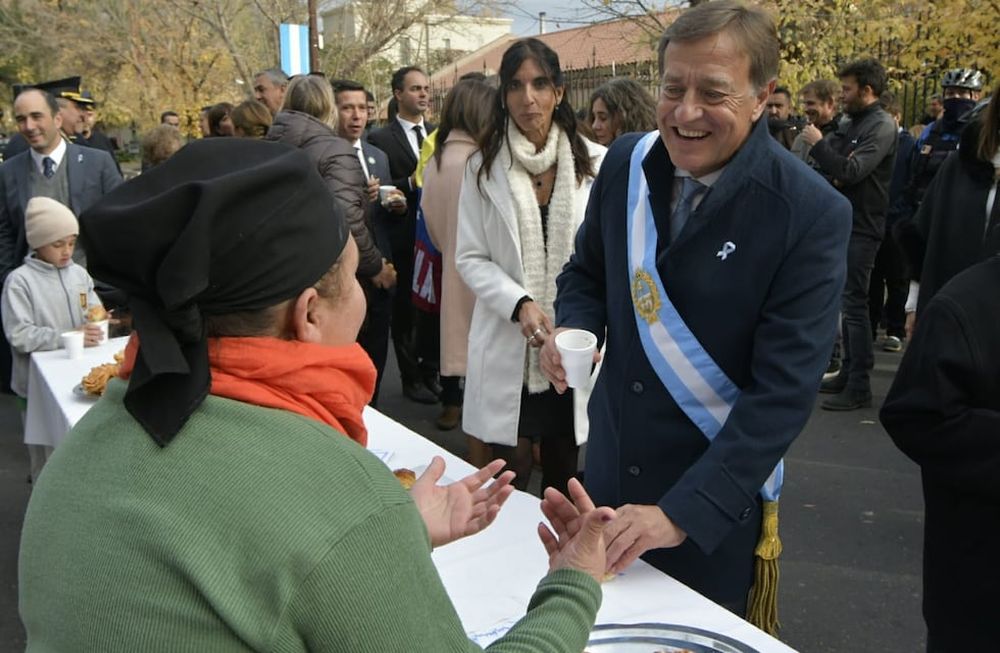 Rodolfo Suárez participó de los actos oficiales por el 25 de mayo. Orlando Pelichotti / Los Andes