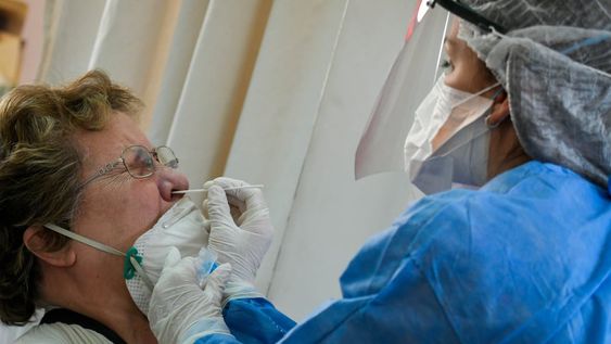 Tras 72 horas de haber sido hisopado, el paciente puede ingresar a la web, completar sus datos y obtener el resultado.Foto: Orlando Pelichotti / Los Andes