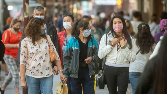 En Mendoza, el uso del tapabocas sigue siendo obligatorio, tanto en espacios abiertos como en espacios cerrados. Foto: Ignacio Blanco / Los Andes.
