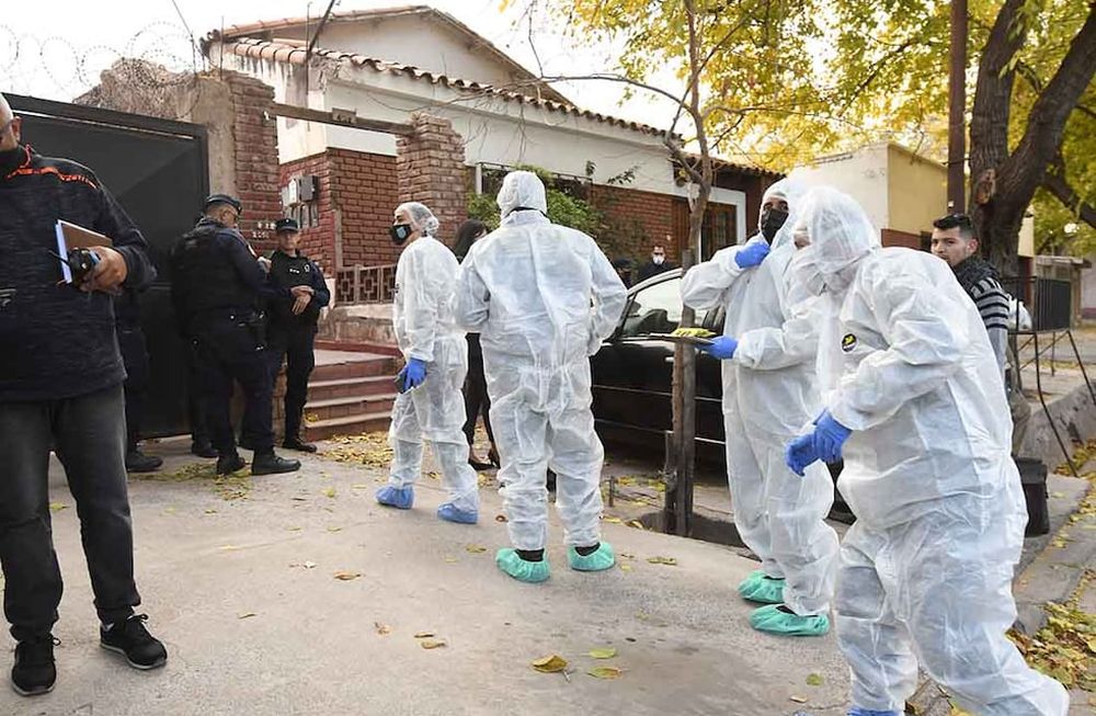 Policía Científica trabajando en la escena del crimen del prestamista Matías Miralles. | Foto: José Gutiérrez/ Los Andes