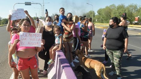 Los Andes | Ayer, vecinos que viven en los barrios del oeste de Godoy Cruz interrumpieron la circulación durante la mañana en el Corredor Urbano del Oeste / Orlando Pelichotti