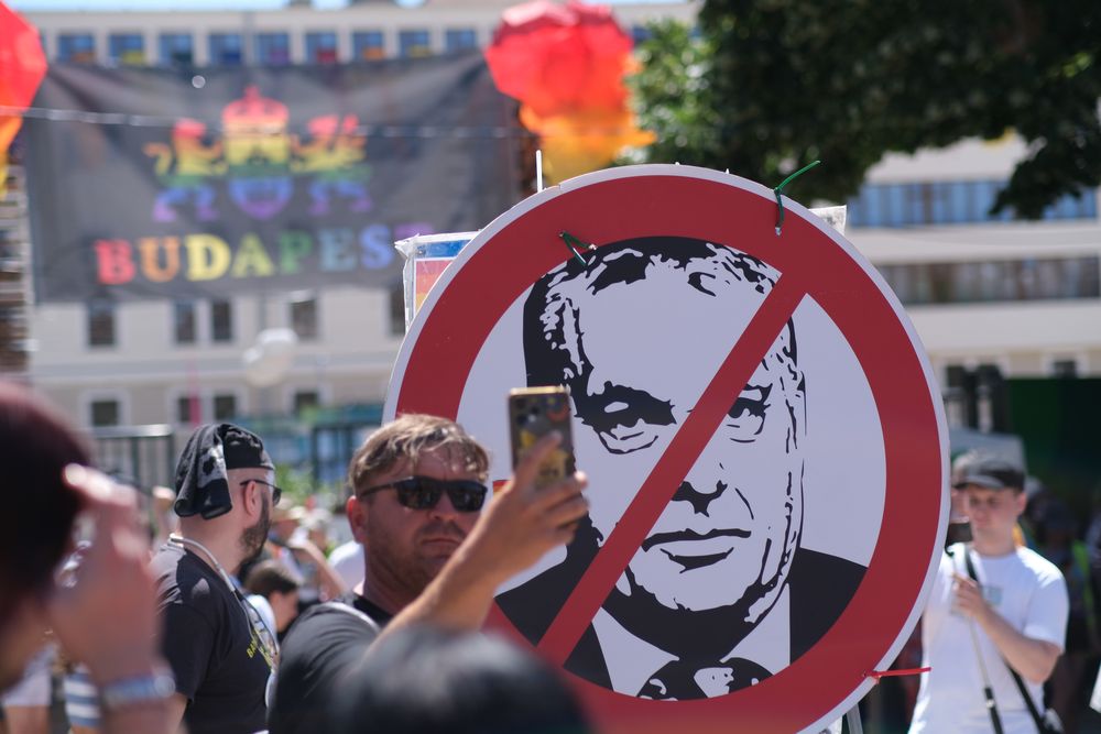 La marcha del Orgullo LGTBIQ+ se celebra este sábado en Budapest (Hungría) en medio de la controversia por haber sido prohibida por Gobierno del primer ministro Viktor Orbán y con el apoyo de numerosos políticos de centro izquierda europeos, incluyendo varios ministros españoles. 