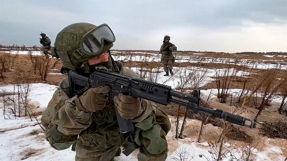 Marines rusos toman posiciones durante maniobras conjuntas con el ejército de Bielorrusia en los campos de entrenamiento de Obuz-Lesnovsky. Foto: Servicio de Prensa del Ministerio de Defensa de Rusia vía AP