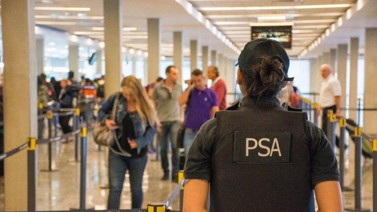 Milei rechazó el reclamo de un policía aeroportuario de Mendoza y firmó su despido: el motivo