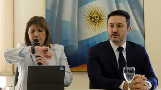 Patricia Bullrich anunció este miércoles que apoyará a Javier Milei, candidato a presidente de La Libertad Avanza, en la segunda vuelta electoral frente a Sergio Massa, de la Unión por la Patria.  La dirigente del PRO, y candidata a presidenta por Juntos por el Cambio, hizo el anuncio este miércoles, en su oficina en Ciudad de Buenos Aires, acompañada por el radical Luis Petri.  (Clarín)