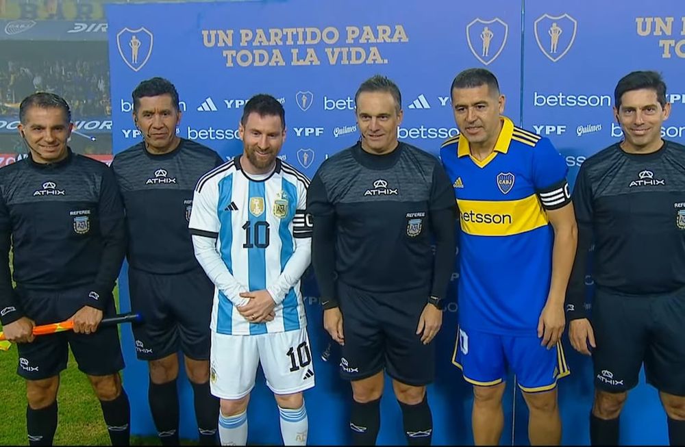 Los capitanes. Lionel Messi, con la camiseta de la selección y el homenajeado Juan Román Riquelme, en la Bombonera. (@TV_Publica)