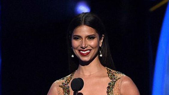 Y con ustedes: el vestido más osado de los Grammy
