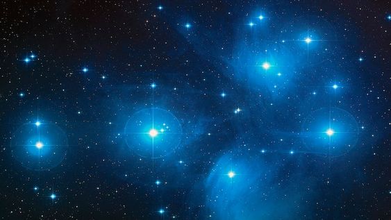 Cúmulo estelar Las Pléyades que se estuvo observando. Se trata de una aglomeración que contiene estrellas calientes de corta edad, ubicadas en la constelación de Tauro. Foto: Nasa, Esa, Aura/Caltech, Palomar Observatory.