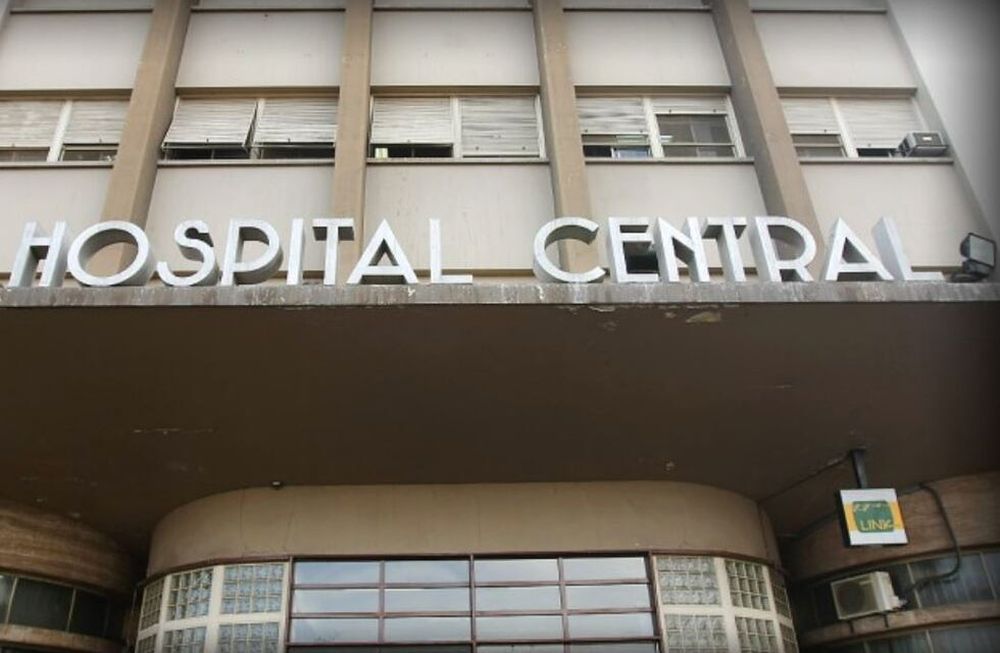 Un adolescente de 16 años fue herido y asaltado por dos hombres en Guaymallén cuando iba a encontrarse con una chica a quien había contactado vía Facebook. Fue operado en el Hospital Central.