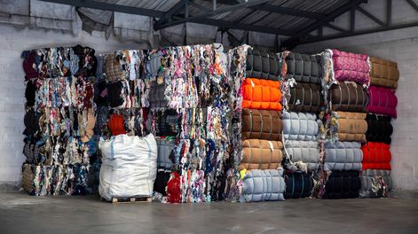 La ropa por kilo y los fardos importados ganan espacio entre consumidores y revendedores, mientras la industria local advierte por competencia desleal.