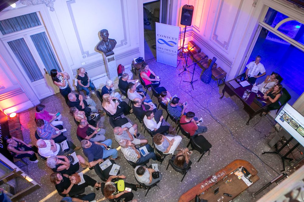 Junto al INCIHUSA - Conicet, diario Los Andes realizó la exposición “Historia, patrimonio y cultura”. Por primera vez el Hall del histórico edificio en calle San Martín fue escenario de un evento cultural.