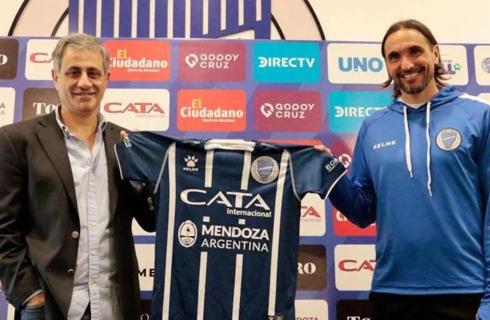 El presidente José Mansur y el DT Diego Martínez, quien perdió seis y empató dos de los ocho que jugó. Fue ratificado en su cargo. / GCAT