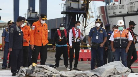 Los rescatistas indonesios sacaron ropa y restos de metal del mar de Java, después de que un Boeing 737-500 con 62 personas a bordo se estrellara poco después de despegar de Yakarta.