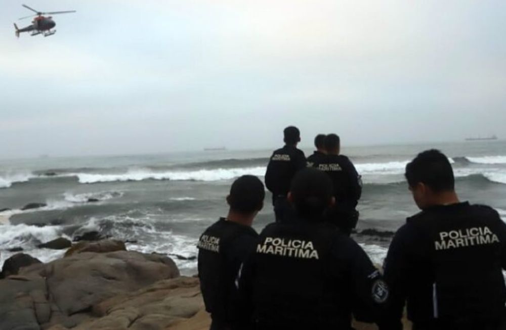 Desesperada búsqueda de un argentino que se lanzó al mar a rescatar a su sobrino en la playa de San Domingo (Valparaíso, Chile) - Gentileza / Agencia Uno