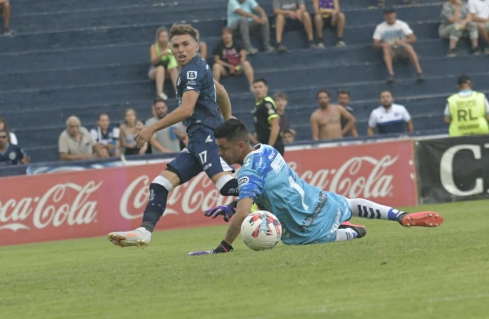 El delantero definió ante la salida de Perafán para darle la ventaja a la Lepra / Orlando Pelichotti.