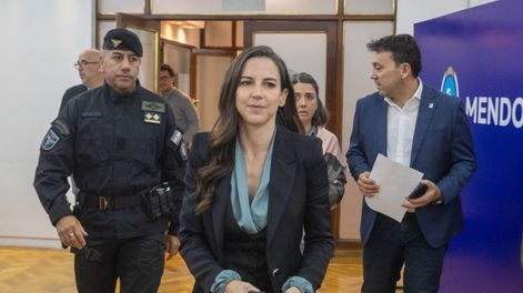 La ministra de Seguridad y Justicia, Mercedes Rus, junto al de Educación, Tadeo García Zalazar. | Foto: Gobierno de Mendoza