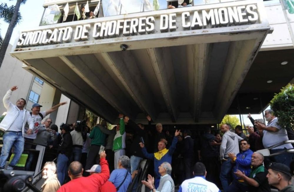 Los porteños proponen llevar todos los residuos a la sede del Sindicato de Camioneros, luego de que anunciaran un sorpresivo paro de recolección de basura durante todo el martes.