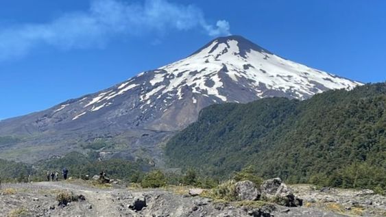 El nevado volcán Villarrica, de 2.847 metros de altitud, se encuentra ubicado en una concurrida zona turística del sur del país. Gentileza: En Nacional.