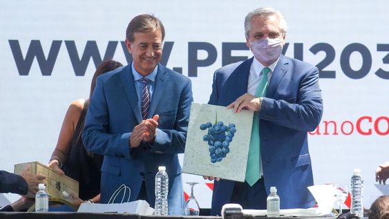 El presidente Fernández recibió varios obsequios durante su presencia de tres horas en Mendoza, entre ellos vinos de alta gama. Hacía una década que un mandatario nacional no venía para la Vendimia.