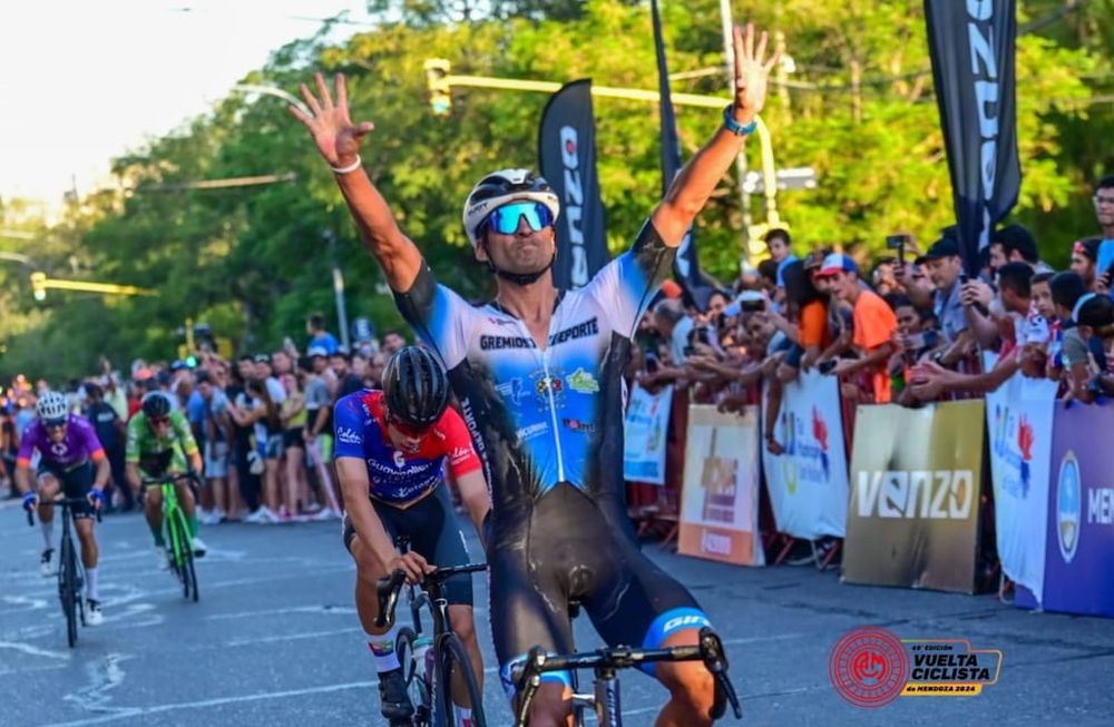Alejandro Quilci, el representante del equipo Gremios por el Deporte se adueñó de la primer etapa de la Vuelta de Mendoza 2024.Fotos: Luis Rojo Mallea