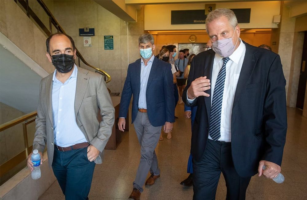 Thomas y el ministro de Educación de la Nación, Perczyk, acordaron que las computadoras llegarán a más tardar en marzo. Foto: Ignacio Blanco / Los Andes