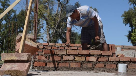 Construir una vivienda económica tradicional de 61 m2 en Mendoza, con hierros, ladrillo y todo lo que implica edificar en una provincia sísmica, tiene un costo superior a los $7,6 millones.