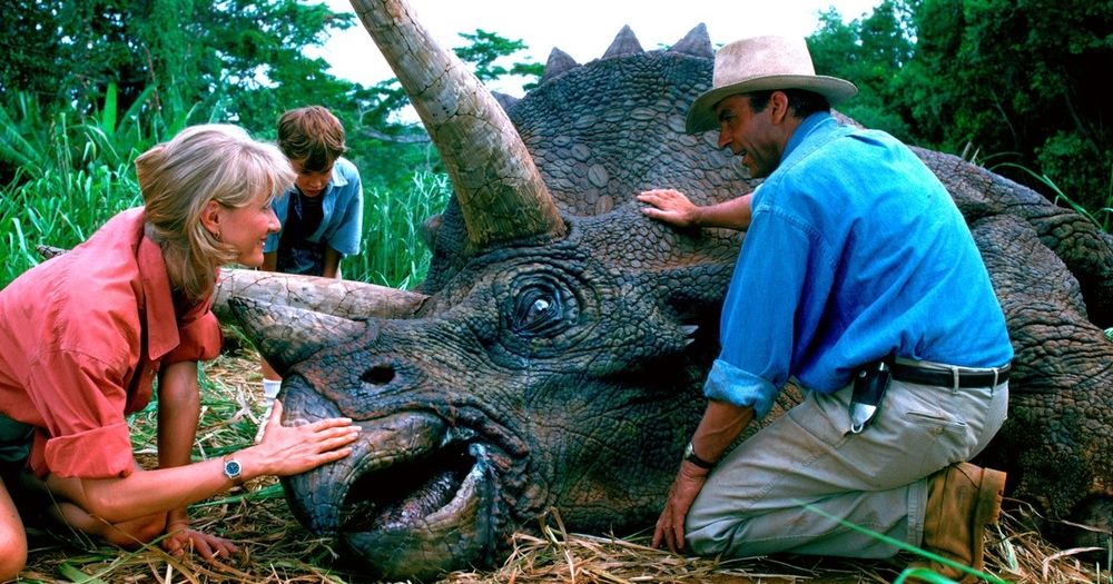 El actor Sam Neill junto a su compañera Laura Dern en Jurassic Park (1993)