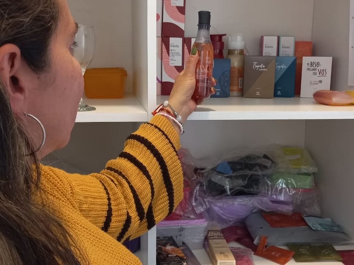 Elizabeth prefiere mantener un stock propio para crear la necesidad en sus clientas y estar lista para posibles pedidos