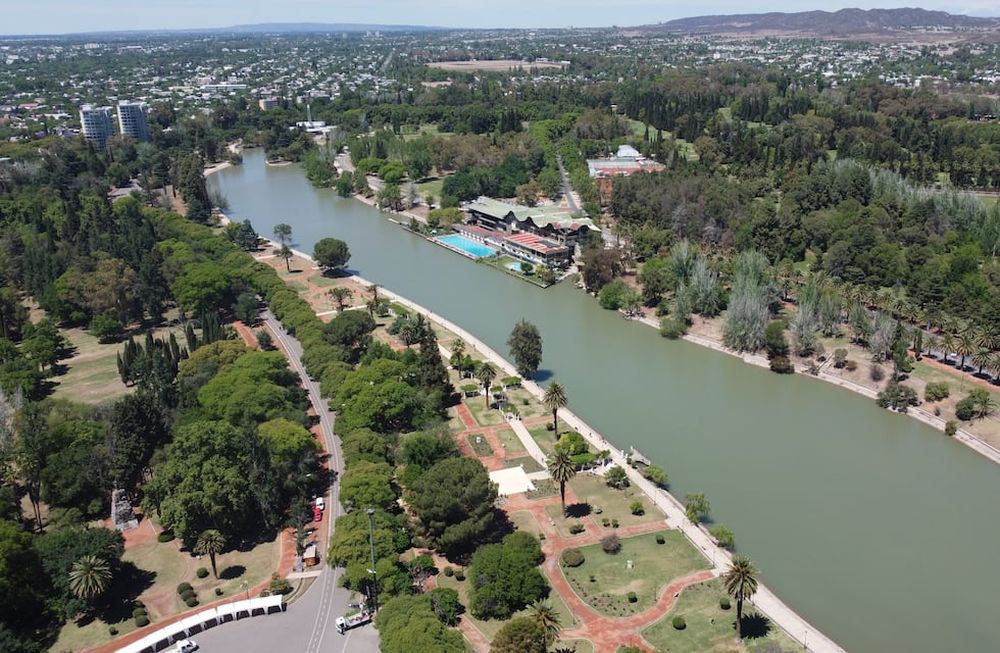 Como todo “pulmón” de ciudad, está rodeado de clubes y entidades sociales que nacieron o se instalaron en sus cercanías para aprovechar las bondades del espacio verde. Foto: Claudio Gutiérrez / Archivo Los Andes