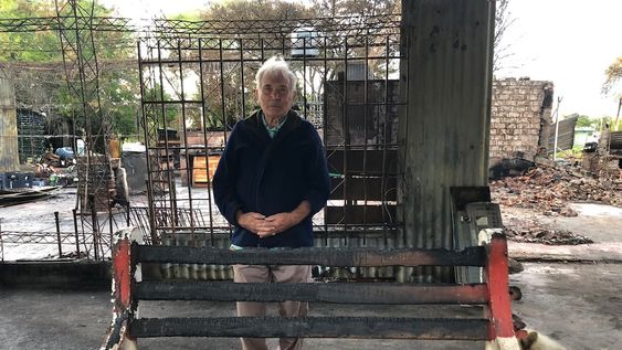 Ángel, el vecino e la localidad El Cimarrón (Entre Ríos) que en diciembre perdió su local y parte de su casa; y que logró reabrirlo con la ayuda de usuarios de Twitter. Foto: Twitter @emelina_aa
