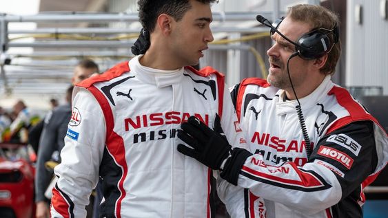 En esta imagen proporcionada por Sony Pictures, Archie Madekwe, izquierda, y David Harbour en una escena de Gran Turismo. (Gordon Timpen/Sony Pictures vía AP)