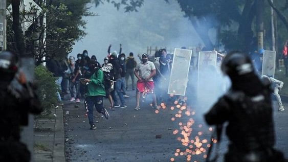 Los incidentes sociopolíticos en Colombia ponen en duda el partido que deberá afrontar el miércoles River frente a Independiente Santa Fe. / gentileza