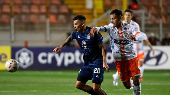 Futbol, Cobresal vs TalleresFase de grupos, Copa Libertadores 2024.El jugador de Cobresal Cristhofer Mesias juega el balon durante el partido de copa libertadores contra Talleres disputado en el estadio Zorro del Desierto Calama, Chile.25/04/2024Pedro Tapia/PhotosportSoccer, Cobresal vs TalleresGroup stage, Copa Libertadores 2024.Cobresal Cristhofer Mesias player plays the ball during the Copa Libertadores match against Talleres played at the Zorro del Desierto stadium in Calama, Chile.25/04/2024Pedro Tapia/Photosport