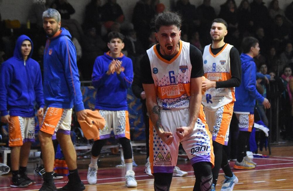 Stefano Arancibia, el hombre récord de Rivadavia Básquet con 11 triples en un partido. Igualó a Tuco Martín y Mitch Marlmestein. / Gentileza: Jorge Ruiz.