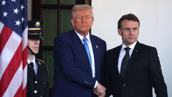 Trump compartió capturas de un mensaje privado que le envió Macron: No sé qué estás haciendo con Gronelandia.