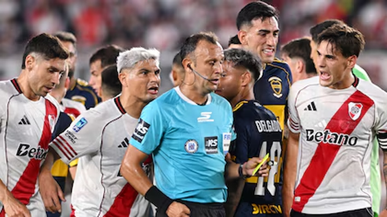 Todos los jugadores de River reclamaron penal, pero Darío Herrera&nbsp;no sancionó y el&nbsp;VAR, a cargo de&nbsp;Héctor Paletta, no lo convocó a revisar.