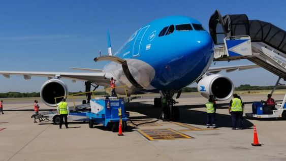 Aterrizó el avión con las vacunas Sputnik V y comienza el fraccionamiento para la distribución