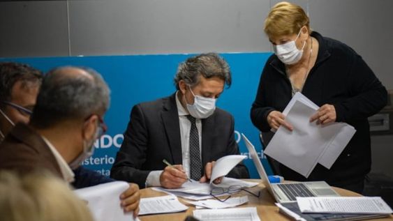 El subsecretario de Trabajo, Carlos Segura, junto a la titular de AMPROS, María Isabel del Pópolo.
