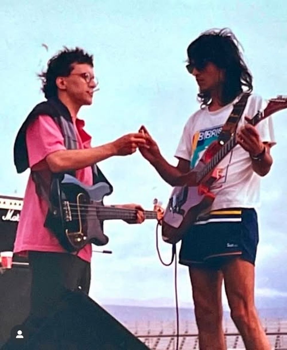 Marciano Cantero y Felipe Staiti comparten cigarrillo en los inicios de los Enanitos Verdes. La página oficial de Marciano Cantero despidió al guitarrista con esta imagen. 