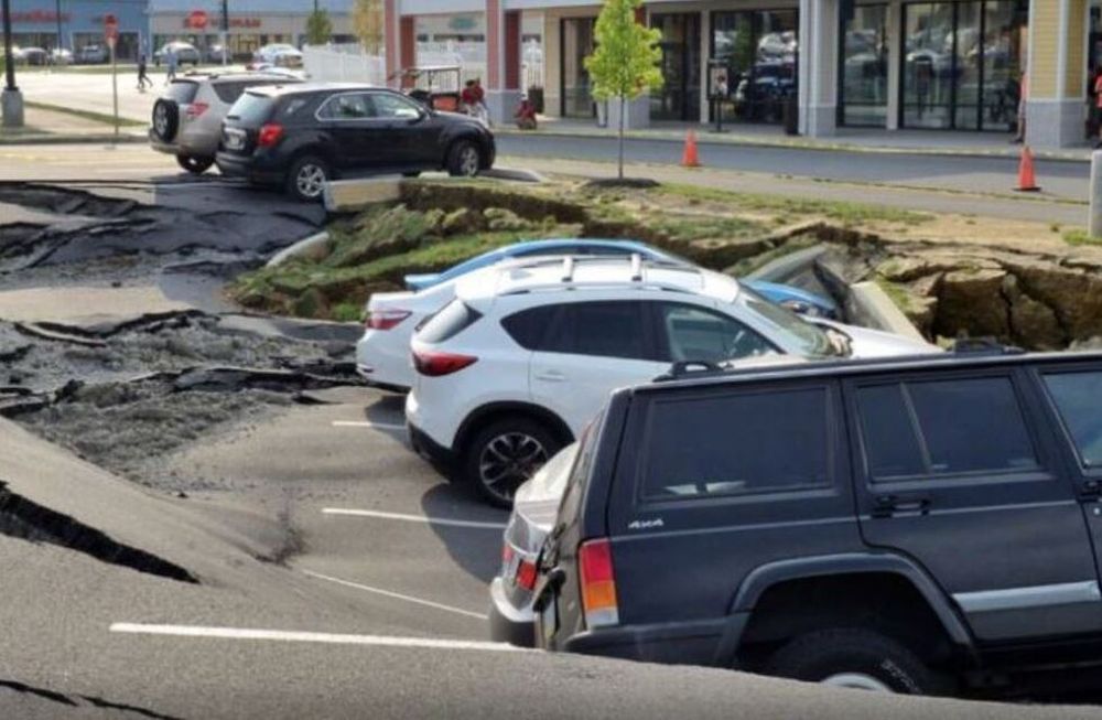 Un enorme pozo se tragó seis autos en un estacionamiento de EE.UU.