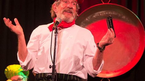 Los Andes | Pablo Alarcón lleva el teatro a domicilio