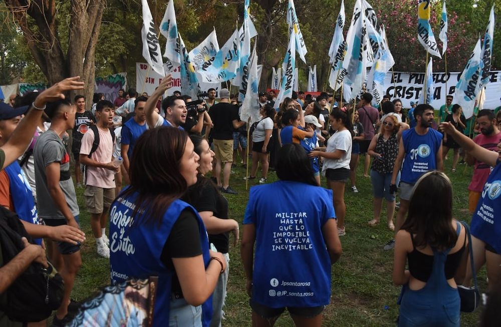 Vigilia de La Cámpora a la espera de los fundamentos de la condena a Cristina Kirchner