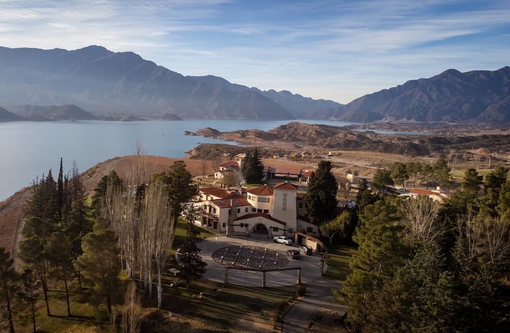 Joya arquitectónicaEl gran Hotel Potrerillos ubicado en uno de los lugares mas lindos de Mendoza, junto al embalse Potrerillos,  abrió sus puertas nuevamente hace unos años y hoy recibe a cientos de turistas.Foto: Ignacio Blanco / Los Andes